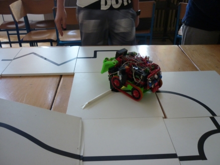 Filip, Luka i Marin na radionici robotike